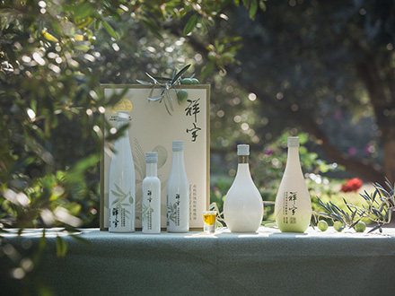 祥宇特級(jí)初榨橄欖油，純手工采摘、精選優(yōu)質(zhì)油橄欖鮮果，用意大利貝亞雷斯全自動(dòng)設(shè)備物理冷榨工藝，在鮮果采摘后8小時(shí)內(nèi)限時(shí)鮮榨而成。